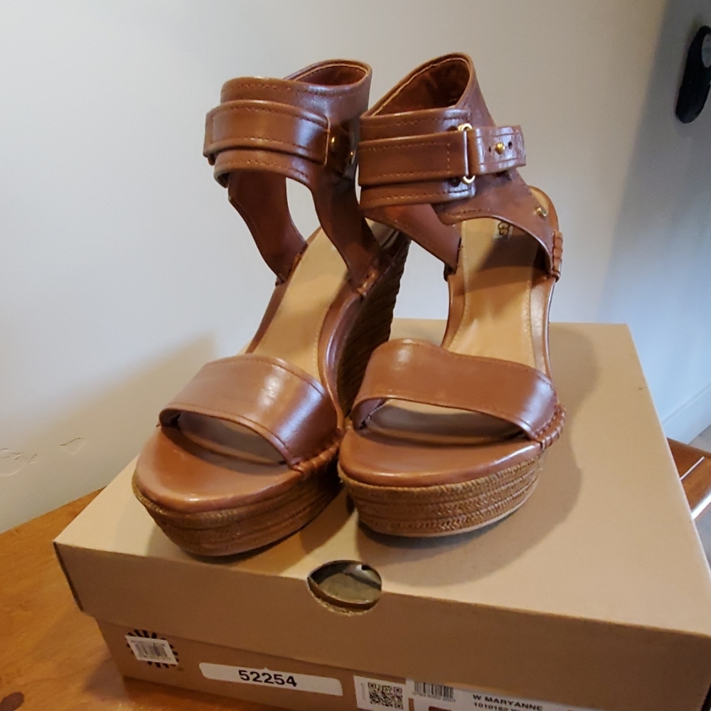 UGG Maryanne Platform